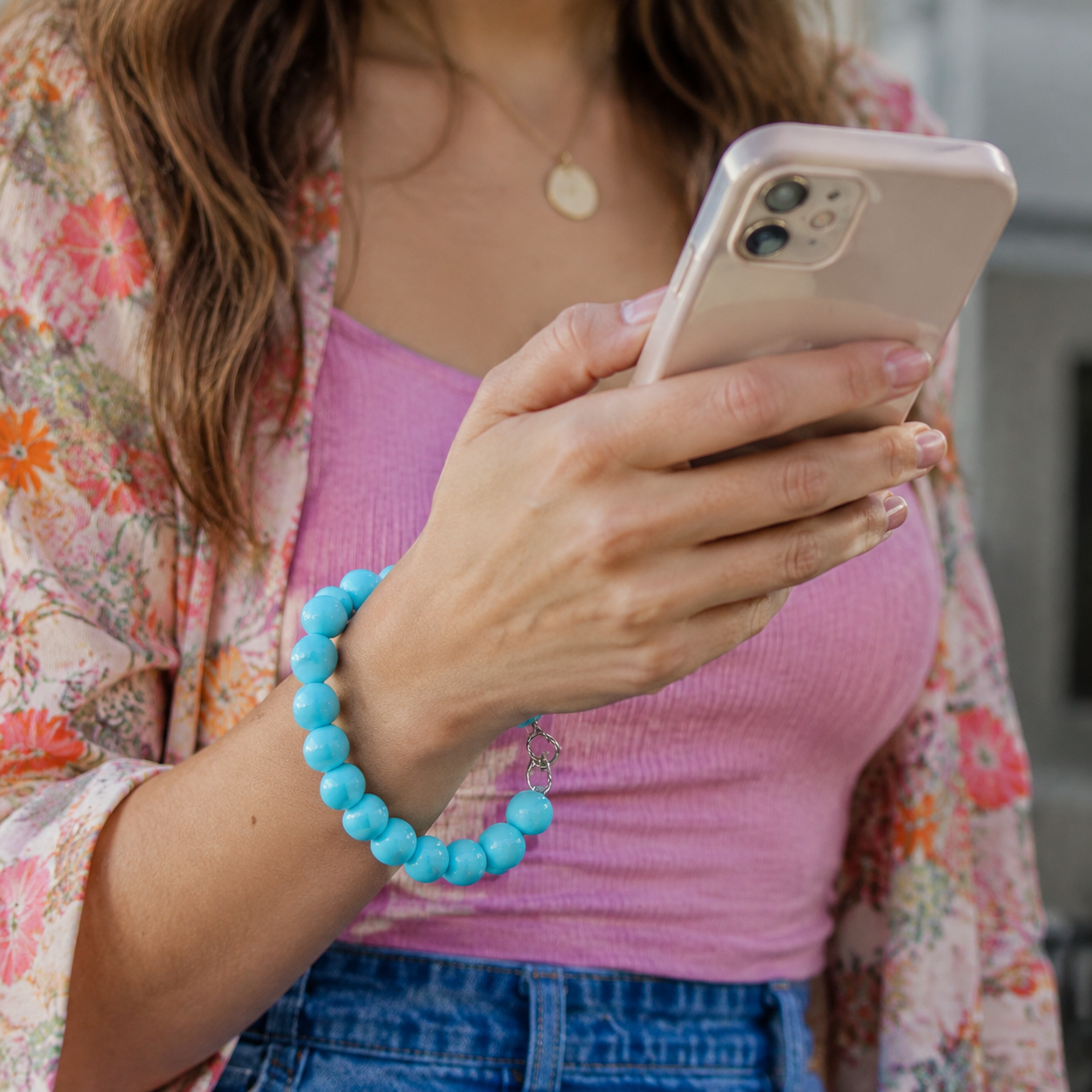 BLUE BUBBLE Phone Chain על היד
