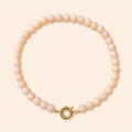 שרשרת BLUSH BUBBLE מחרוזי זכוכית ורדרדים על רקע שמנת