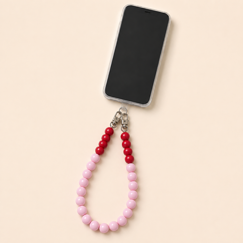שרשרת CANDY LOOP מחוברת לטלפון על רקע שמנת