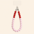 שרשרת CANDY LOOP לטלפון מחרוזי אקריל ורודים ואדומים על רקע שמנת