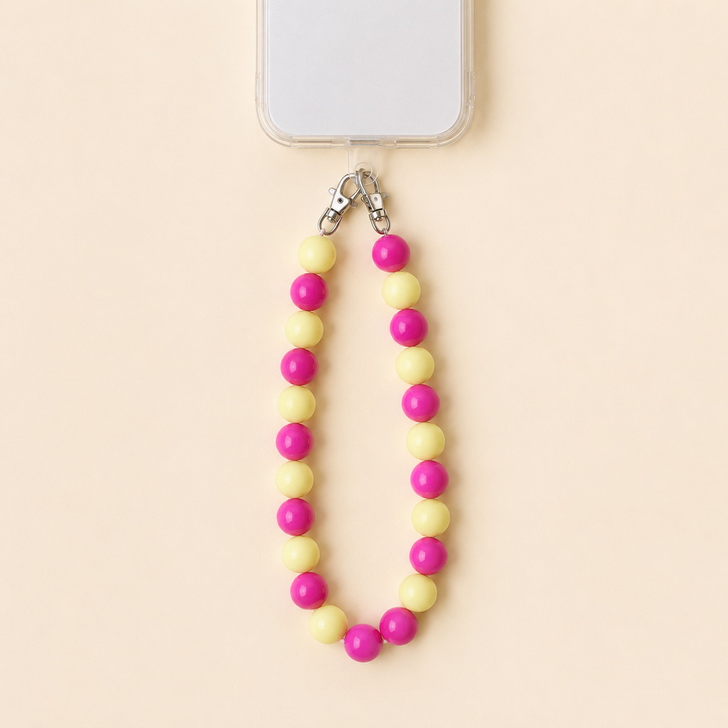 LEMONADE KISS Phone Chain מחוברת לטלפון