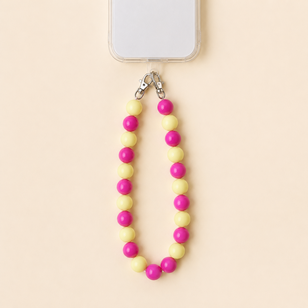 LEMONADE KISS Phone Chain מחוברת לטלפון