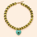 שרשרת OLIVE HEART מאבני עין החתול בגוון זית עם לב אמזוניט וזירקון בצורת לב על רקע שמנת