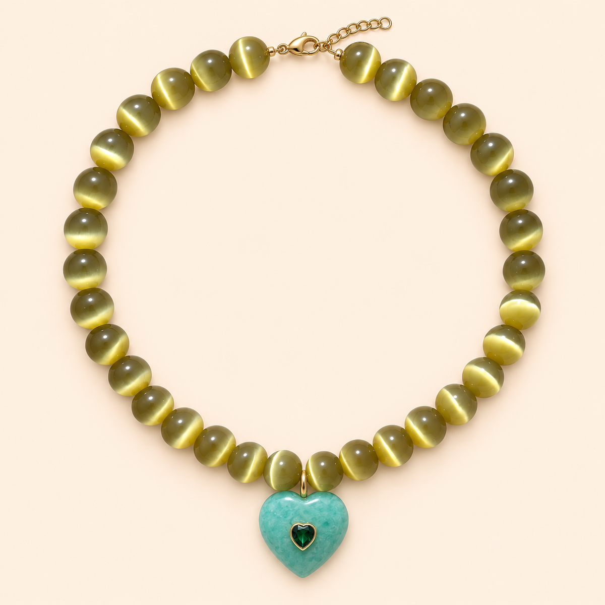 שרשרת OLIVE HEART מאבני עין החתול בגוון זית עם לב אמזוניט וזירקון בצורת לב על רקע שמנת