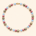 שרשרת PASTEL SAFARI עם אבני אקוומרין תכולות, רודונייט ורודות, ג׳אספר מנוקדות וקוורץ שקוף על רקע שמנת