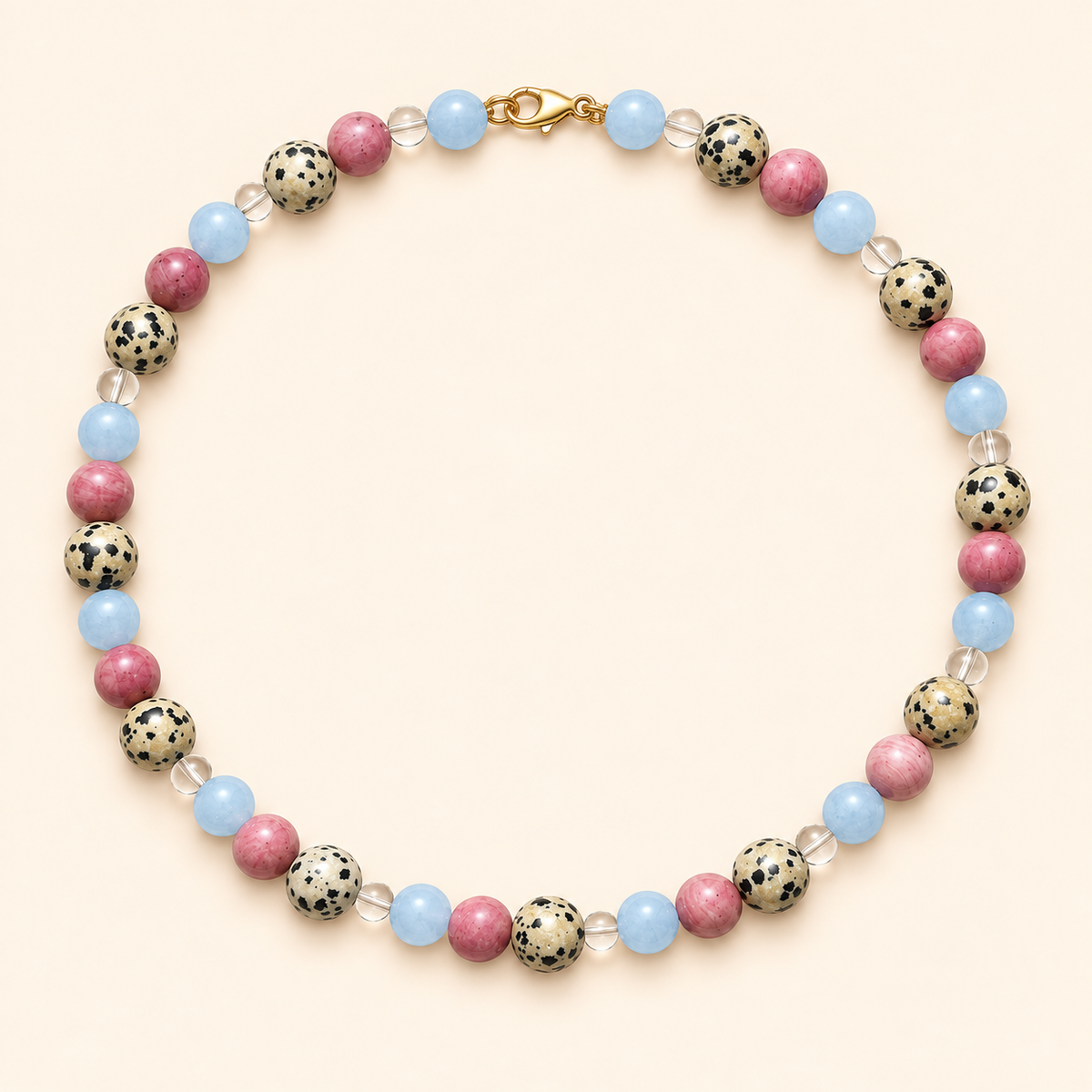שרשרת PASTEL SAFARI עם אבני אקוומרין תכולות, רודונייט ורודות, ג׳אספר מנוקדות וקוורץ שקוף על רקע שמנת