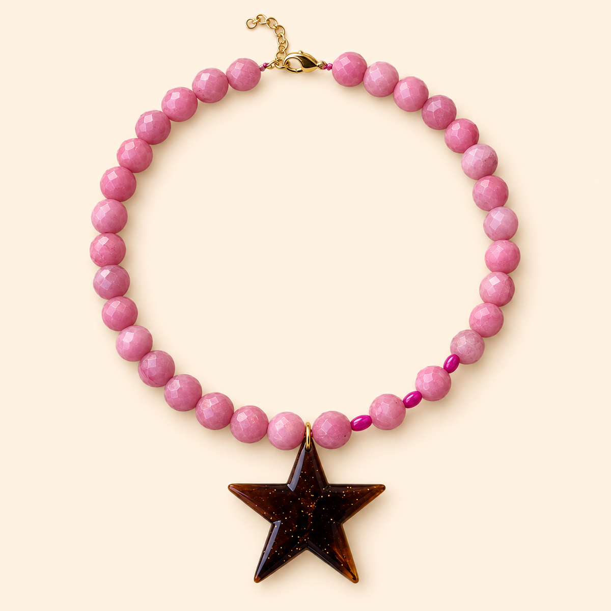 שרשרת PINK NOVA מאבני ג׳ייד ורודות עם תליון כוכב כהה על רקע שמנת
