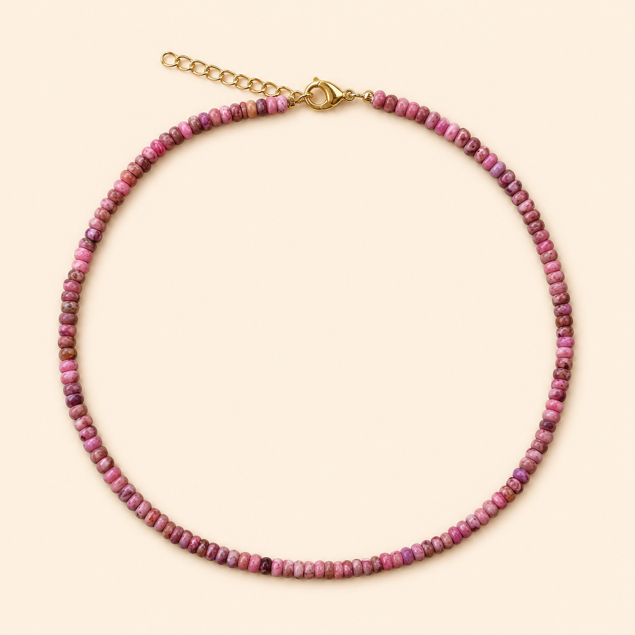 שרשרת ROSE IMPERIAL מאבני אימפריאלי ורודות על רקע שמנת