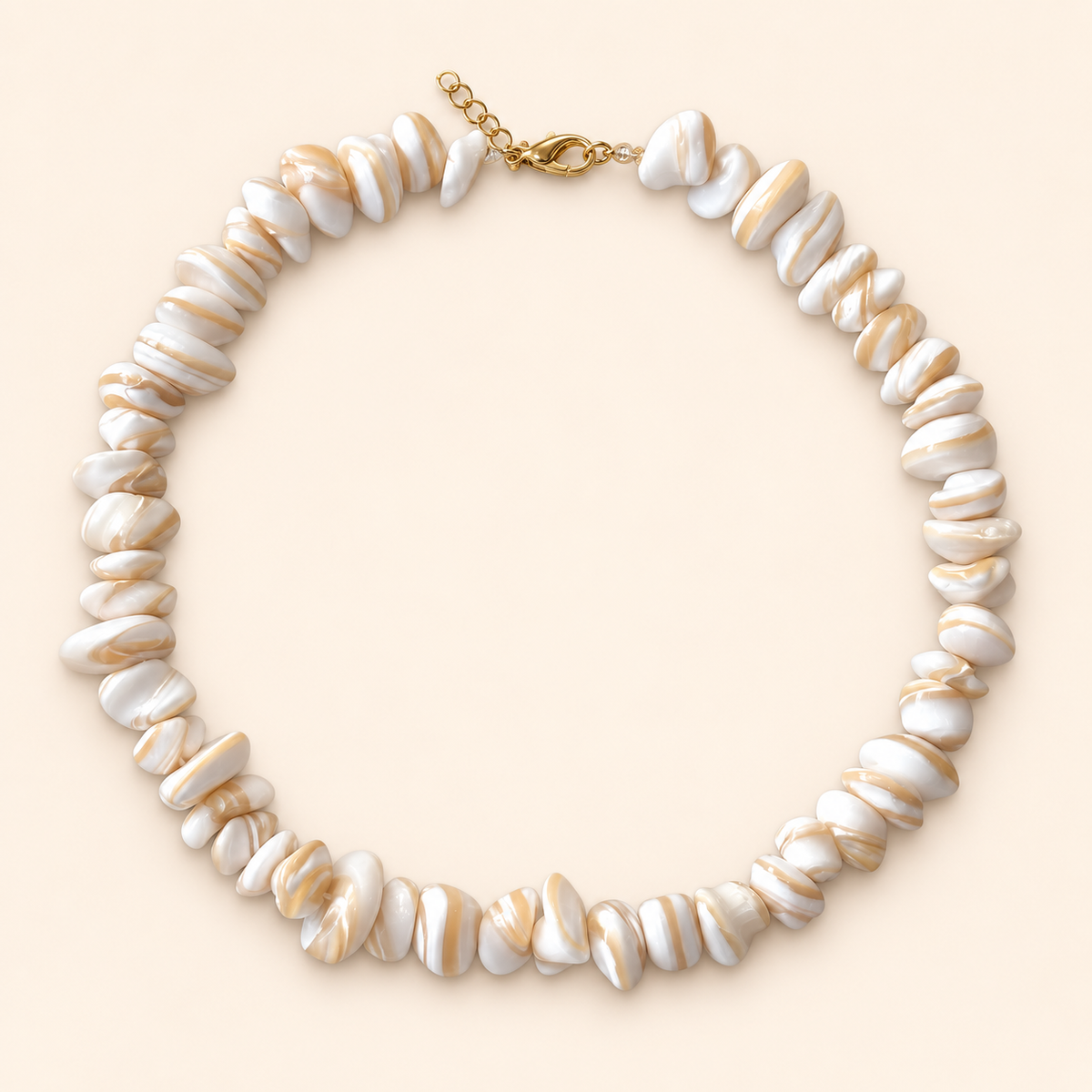 שרשרת SHELL AURA מצדפים בגווני שמנת ובז׳, עם סוגר בציפוי זהב, על רקע שמנת