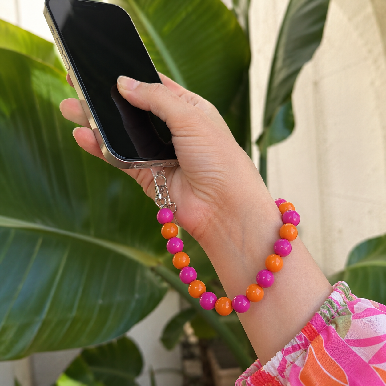 SUNSET POP Phone Chain על היד
